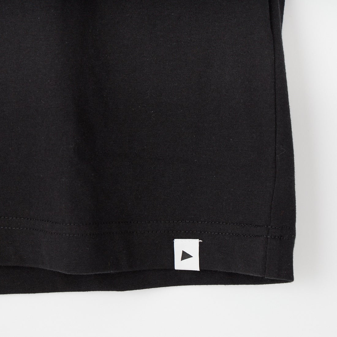 and wander [アンドワンダー] ビッグロゴTシャツ  [5746984076] BLACK