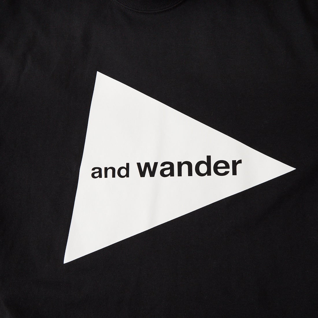 and wander [アンドワンダー] ビッグロゴTシャツ  [5746984076] BLACK
