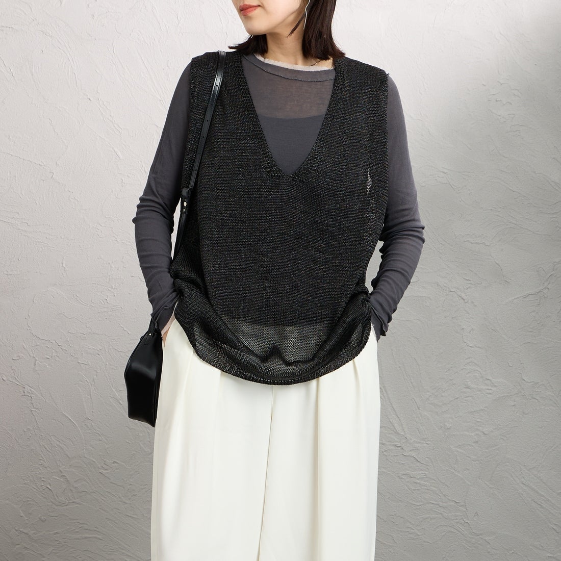 mizuiro ind [ミズイロインド] ワイドVネックベスト [1-220062] 99 BLACK &&モデル身長：160cm 着用サイズ：F&&