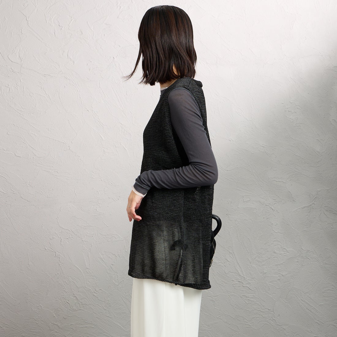 mizuiro ind [ミズイロインド] ワイドVネックベスト [1-220062] 99 BLACK &&モデル身長：160cm 着用サイズ：F&&
