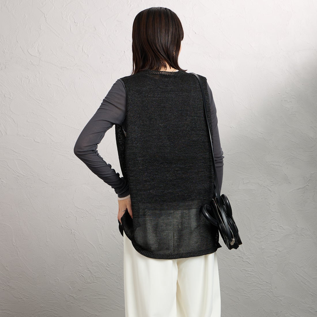 mizuiro ind [ミズイロインド] ワイドVネックベスト [1-220062] 99 BLACK &&モデル身長：160cm 着用サイズ：F&&