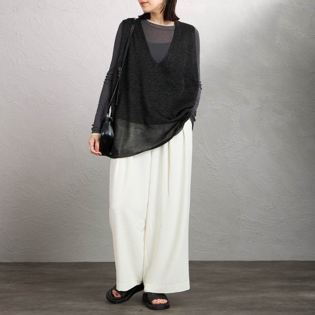 mizuiro ind [ミズイロインド] ワイドVネックベスト [1-220062] 99 BLACK &&モデル身長：160cm 着用サイズ：F&&