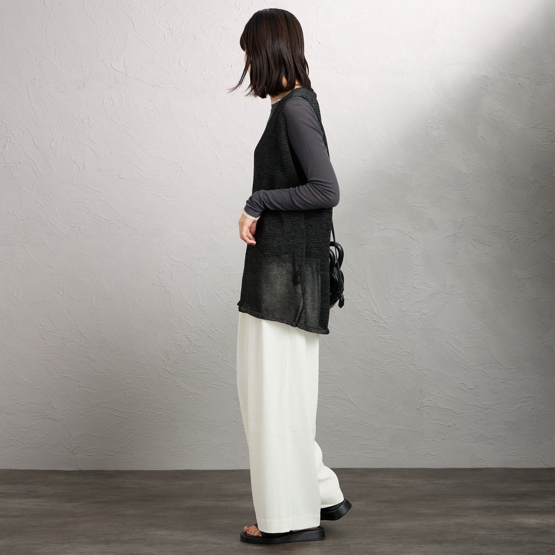 mizuiro ind [ミズイロインド] ワイドVネックベスト [1-220062] 99 BLACK &&モデル身長：160cm 着用サイズ：F&&