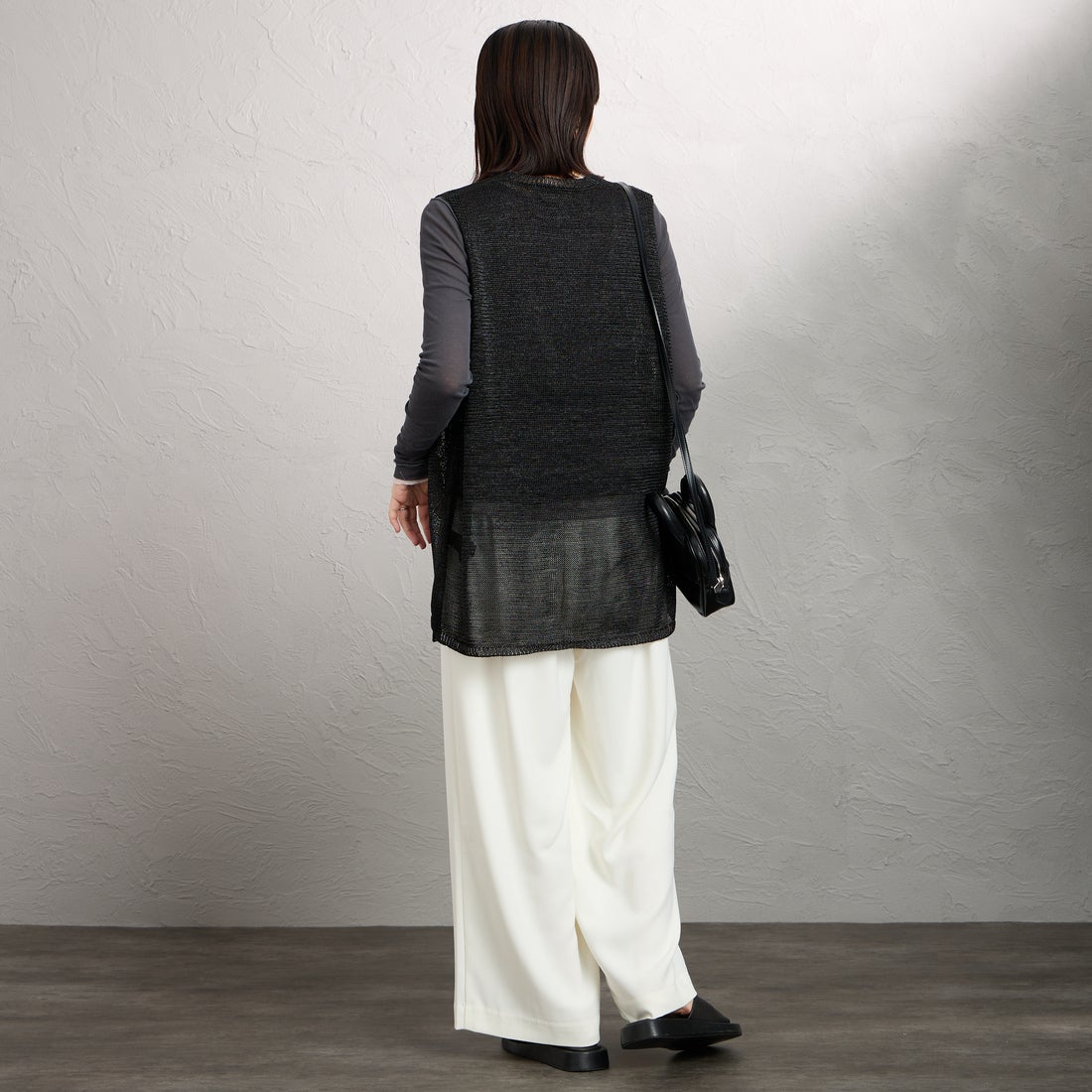 mizuiro ind [ミズイロインド] ワイドVネックベスト [1-220062] 99 BLACK &&モデル身長：160cm 着用サイズ：F&&