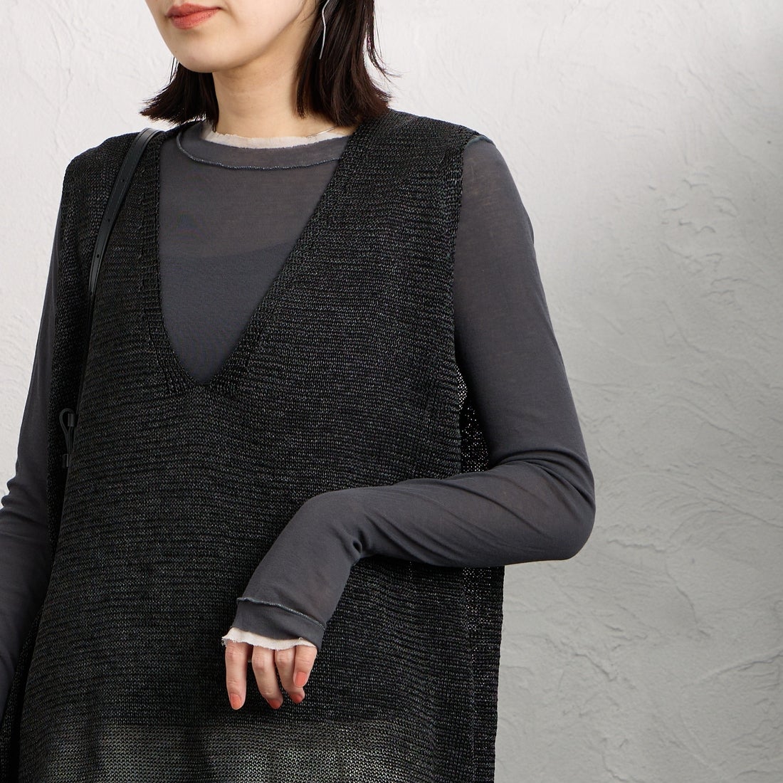 mizuiro ind [ミズイロインド] ワイドVネックベスト [1-220062] 99 BLACK &&モデル身長：160cm 着用サイズ：F&&