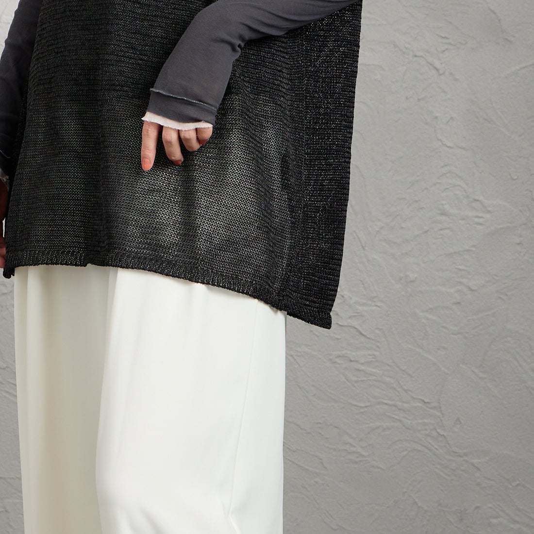 mizuiro ind [ミズイロインド] ワイドVネックベスト [1-220062] 99 BLACK &&モデル身長：160cm 着用サイズ：F&&