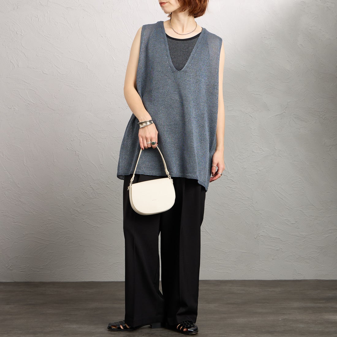 mizuiro ind [ミズイロインド] ワイドVネックベスト [1-220062] 92 D.GRAY &&モデル身長：158cm 着用サイズ：F&&