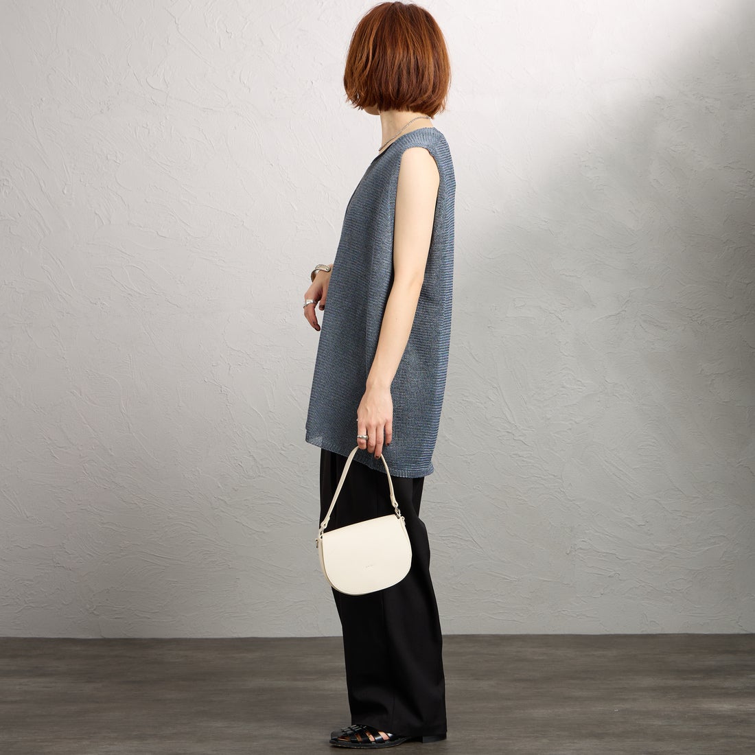 mizuiro ind [ミズイロインド] ワイドVネックベスト [1-220062] 92 D.GRAY &&モデル身長：158cm 着用サイズ：F&&