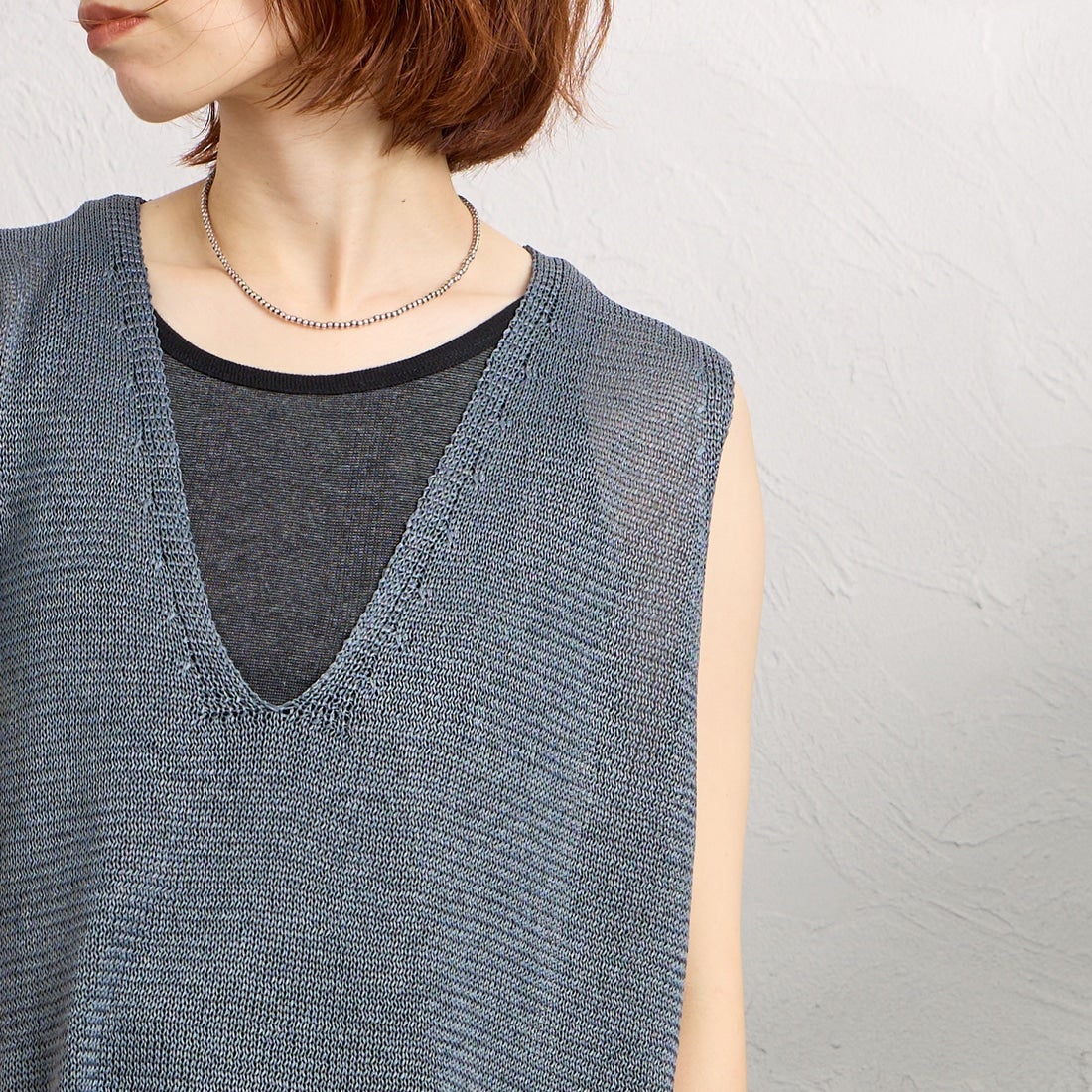mizuiro ind [ミズイロインド] ワイドVネックベスト [1-220062] 92 D.GRAY &&モデル身長：158cm 着用サイズ：F&&