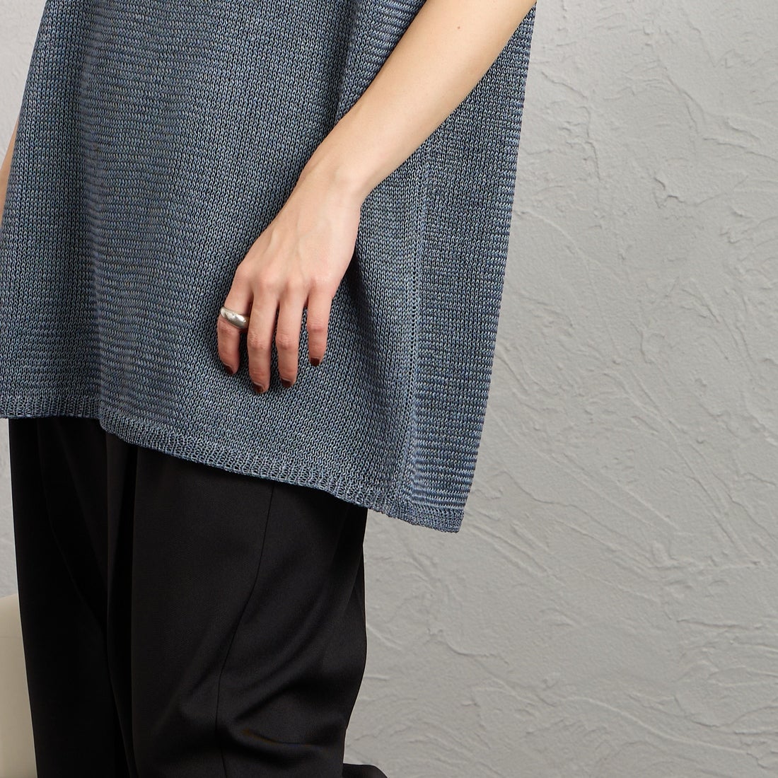 mizuiro ind [ミズイロインド] ワイドVネックベスト [1-220062] 92 D.GRAY &&モデル身長：158cm 着用サイズ：F&&