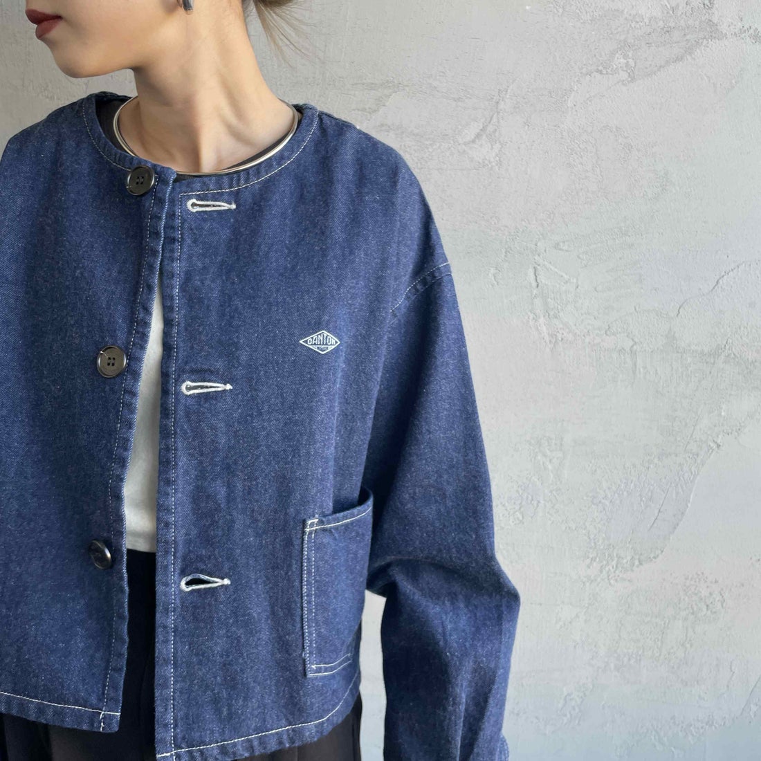 DANTON [ダントン] 11oz ショート丈ノーカラーデニムジャケット [DT-A0670KDM] INDIGO &&モデル身長：150cm 着用サイズ：38&&