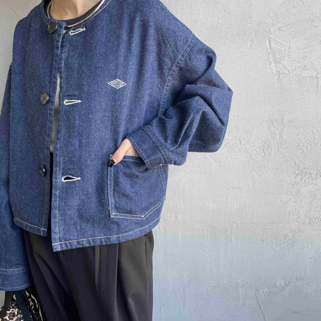 DANTON [ダントン] 11oz ショート丈ノーカラーデニムジャケット [DT-A0670KDM] INDIGO &&モデル身長：150cm 着用サイズ：38&&