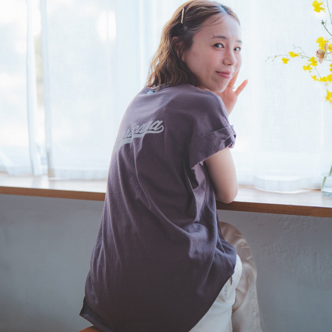 Americana × JEANS FACTORY [アメリカーナ × ジーンズファクトリー] 別注 Americana バックロゴ ラウンドヘムプリントTシャツ [ASO-M-852-1-JF] ﾌﾞﾗｳﾝ &&モデル身長：153cm 着用サイズ：ONE SIZE&&