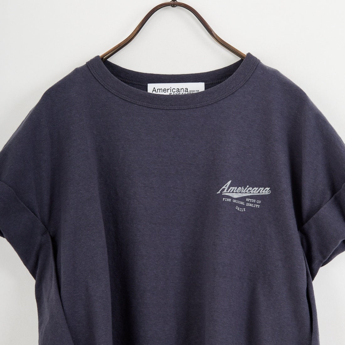 Americana × JEANS FACTORY [アメリカーナ × ジーンズファクトリー] 別注 Americana バックロゴ ラウンドヘムプリントTシャツ [ASO-M-852-1-JF] ｽﾐｸﾛ