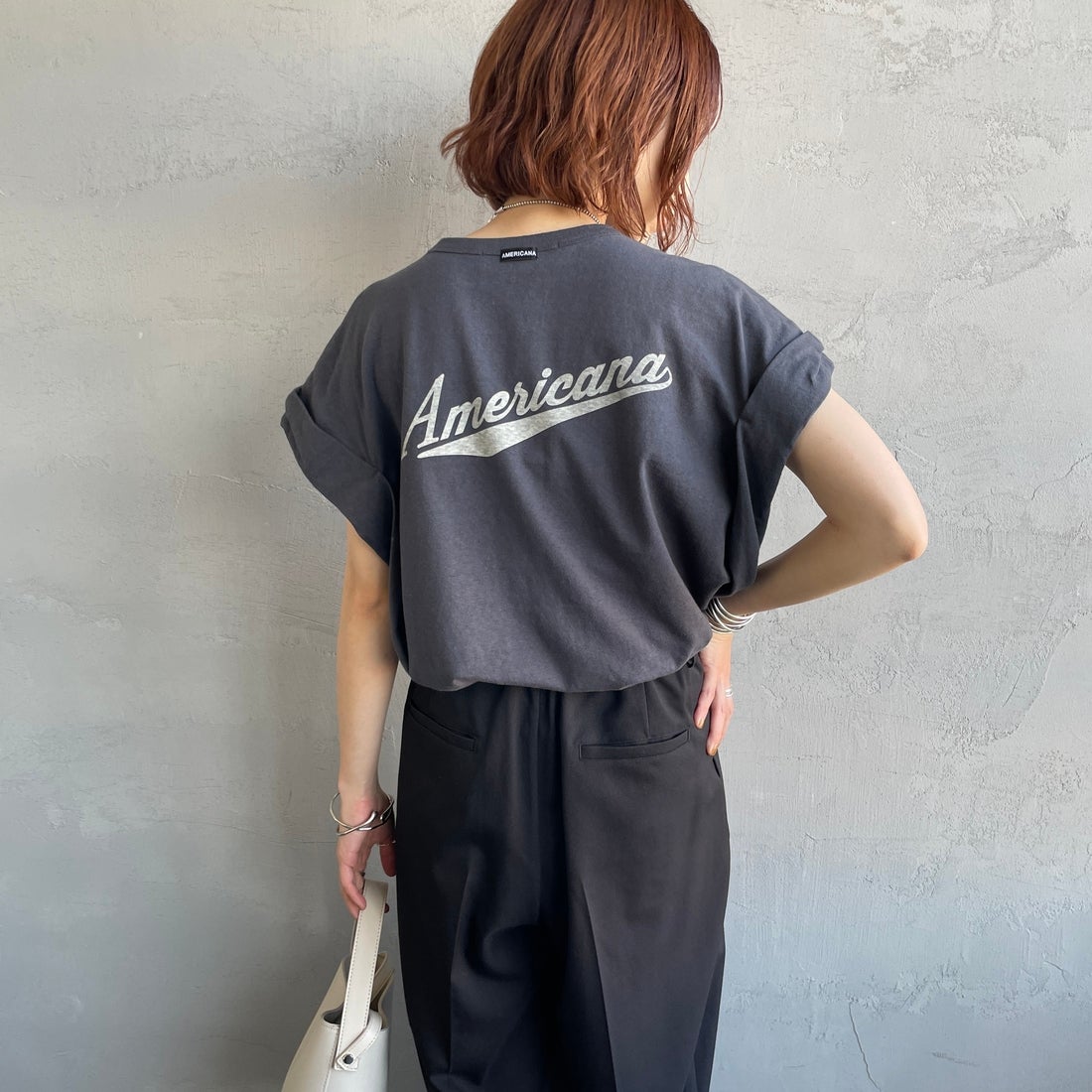 Americana × JEANS FACTORY [アメリカーナ × ジーンズファクトリー] 別注 Americana バックロゴ ラウンドヘムプリントTシャツ [ASO-M-852-1-JF] ｽﾐｸﾛ &&モデル身長：158cm 着用サイズ：ONE SIZE&&