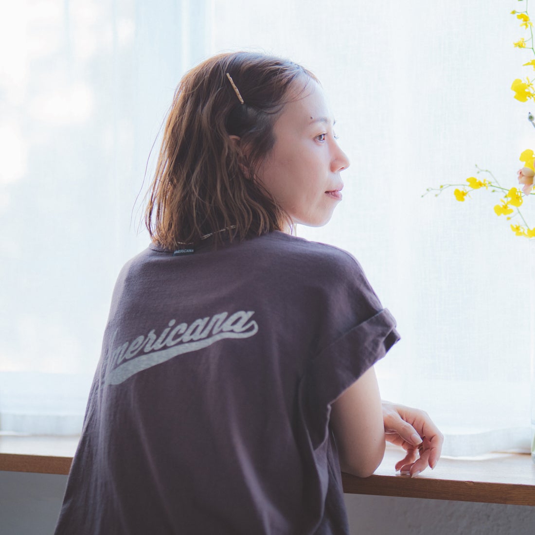 Americana × JEANS FACTORY [アメリカーナ × ジーンズファクトリー] 別注 Americana バックロゴ ラウンドヘムプリントTシャツ [ASO-M-852-1-JF] ﾌﾞﾗｳﾝ &&モデル身長：153cm 着用サイズ：ONE SIZE&&