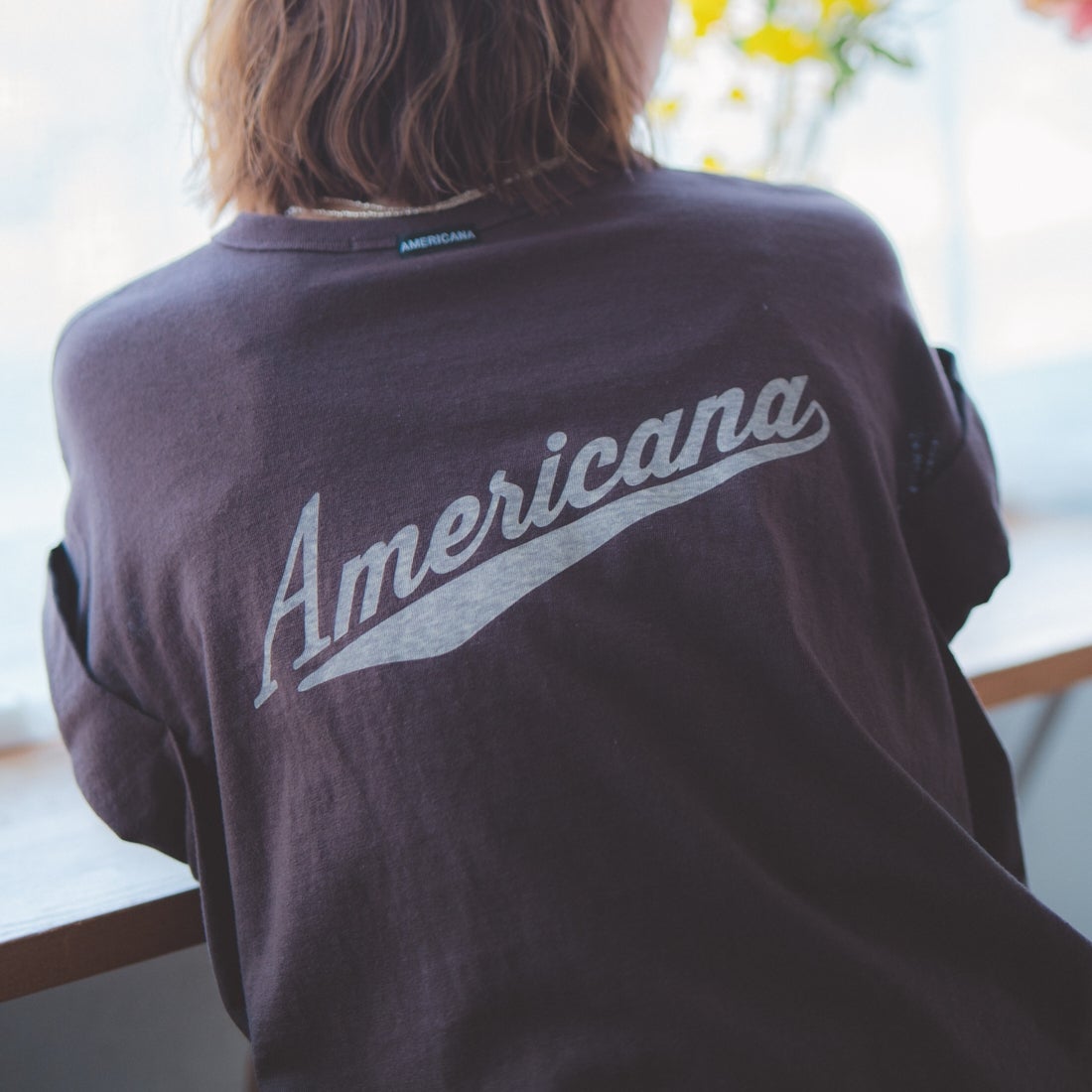 Americana × JEANS FACTORY [アメリカーナ × ジーンズファクトリー] 別注 Americana バックロゴ ラウンドヘムプリントTシャツ [ASO-M-852-1-JF] ﾌﾞﾗｳﾝ &&モデル身長：153cm 着用サイズ：ONE SIZE&&