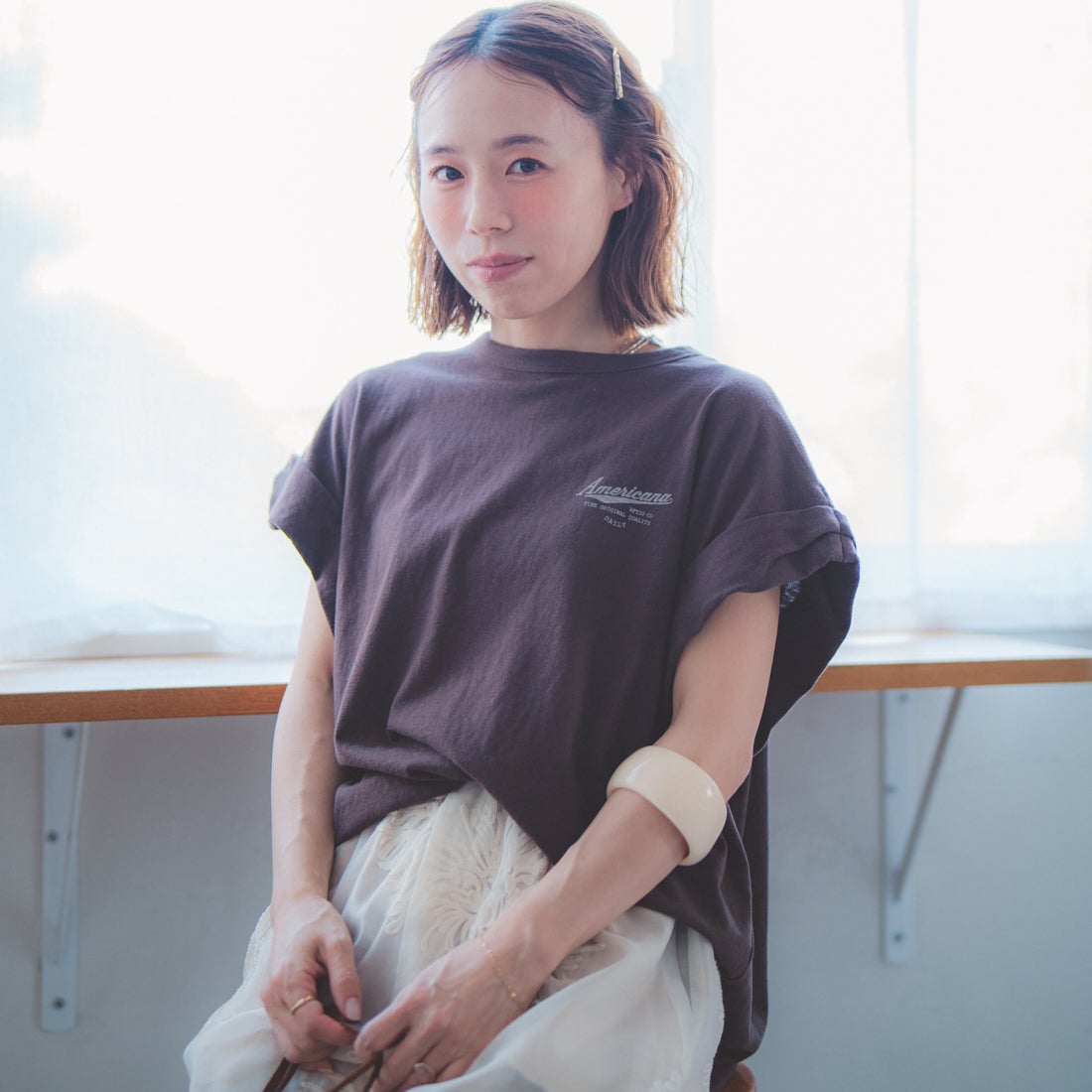 Americana × JEANS FACTORY [アメリカーナ × ジーンズファクトリー] 別注 Americana バックロゴ ラウンドヘムプリントTシャツ [ASO-M-852-1-JF] ﾌﾞﾗｳﾝ &&モデル身長：153cm 着用サイズ：ONE SIZE&&