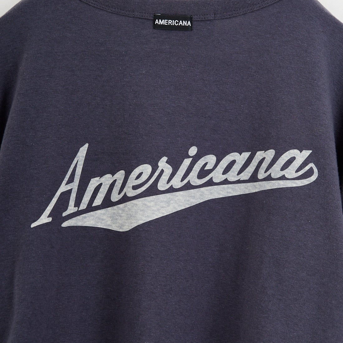 Americana × JEANS FACTORY [アメリカーナ × ジーンズファクトリー] 別注 Americana バックロゴ ラウンドヘムプリントTシャツ [ASO-M-852-1-JF] ｽﾐｸﾛ