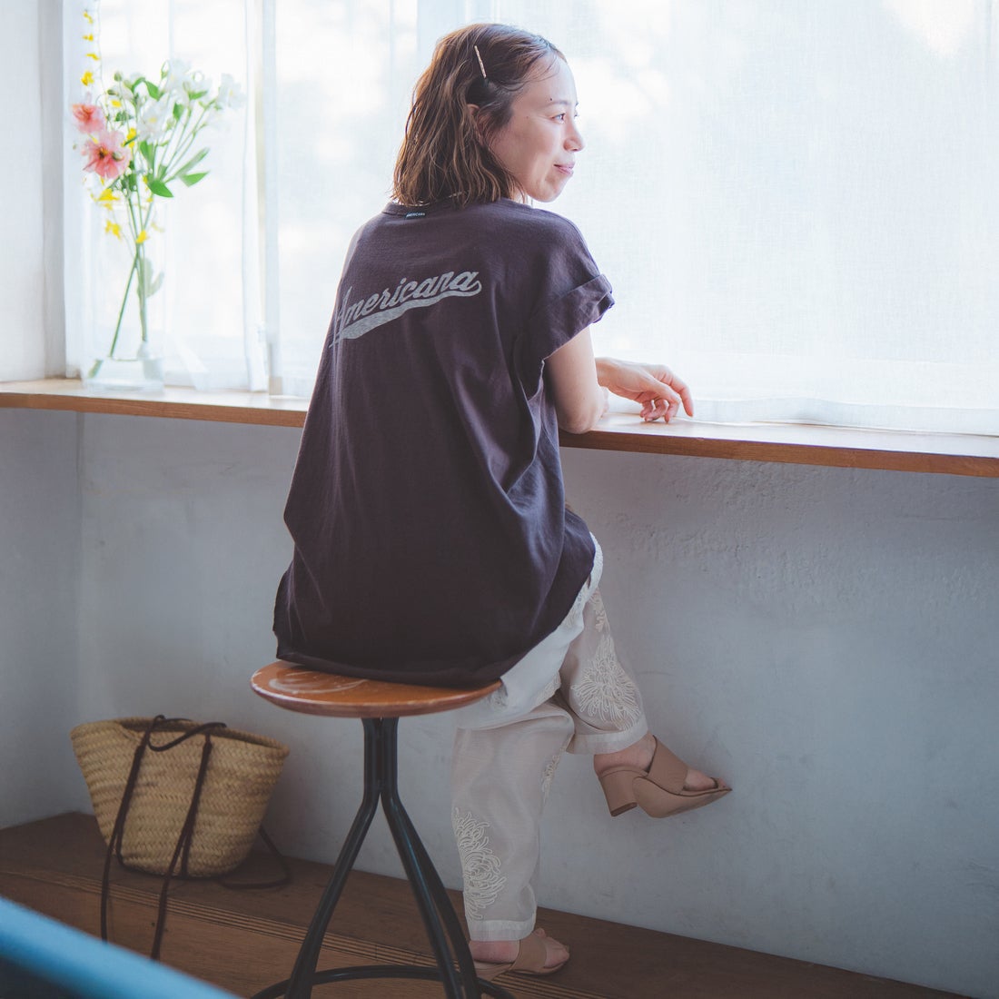 Americana × JEANS FACTORY [アメリカーナ × ジーンズファクトリー] 別注 Americana バックロゴ ラウンドヘムプリントTシャツ [ASO-M-852-1-JF] ﾌﾞﾗｳﾝ &&モデル身長：153cm 着用サイズ：ONE SIZE&&