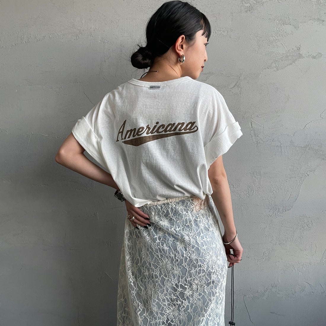 Americana × JEANS FACTORY [アメリカーナ × ジーンズファクトリー] 別注 Americana バックロゴ ラウンドヘムプリントTシャツ [ASO-M-852-1-JF] ﾎﾜｲﾄ &&モデル身長：150cm 着用サイズ：ONE SIZE&&