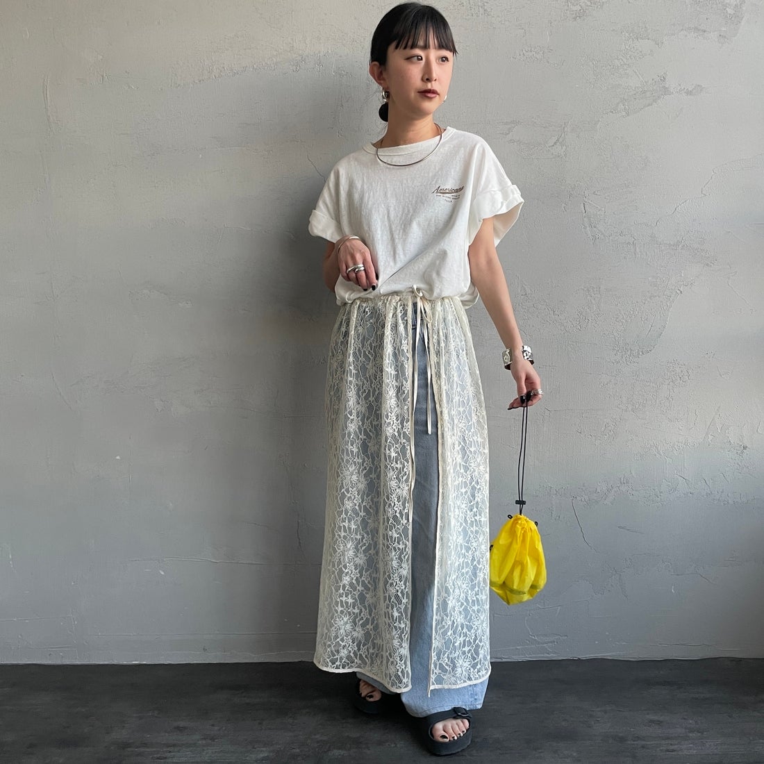 Americana × JEANS FACTORY [アメリカーナ × ジーンズファクトリー] 別注 Americana バックロゴ ラウンドヘムプリントTシャツ [ASO-M-852-1-JF] ﾎﾜｲﾄ &&モデル身長：150cm 着用サイズ：ONE SIZE&&