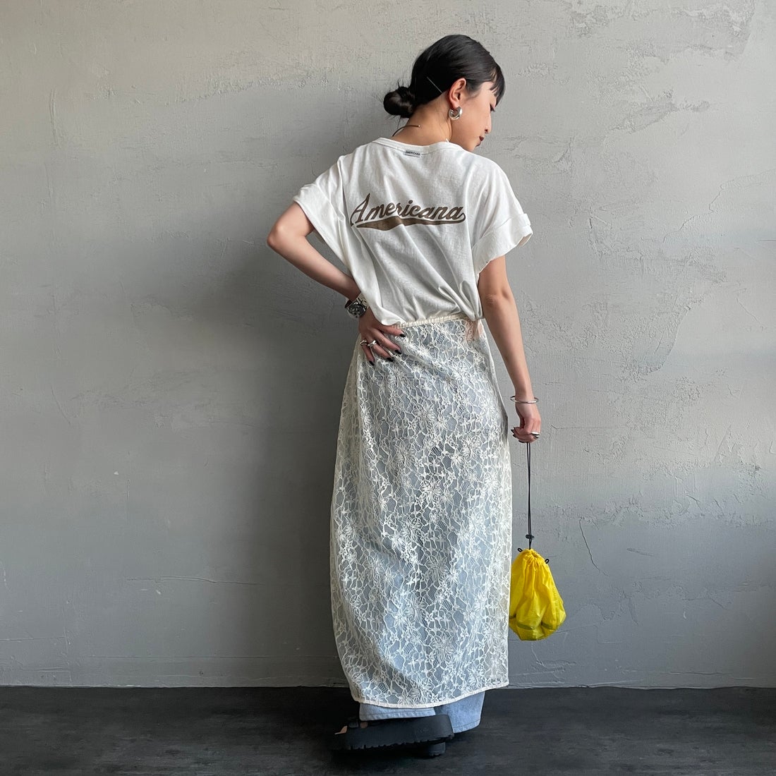 Americana × JEANS FACTORY [アメリカーナ × ジーンズファクトリー] 別注 Americana バックロゴ ラウンドヘムプリントTシャツ [ASO-M-852-1-JF] ﾎﾜｲﾄ &&モデル身長：150cm 着用サイズ：ONE SIZE&&