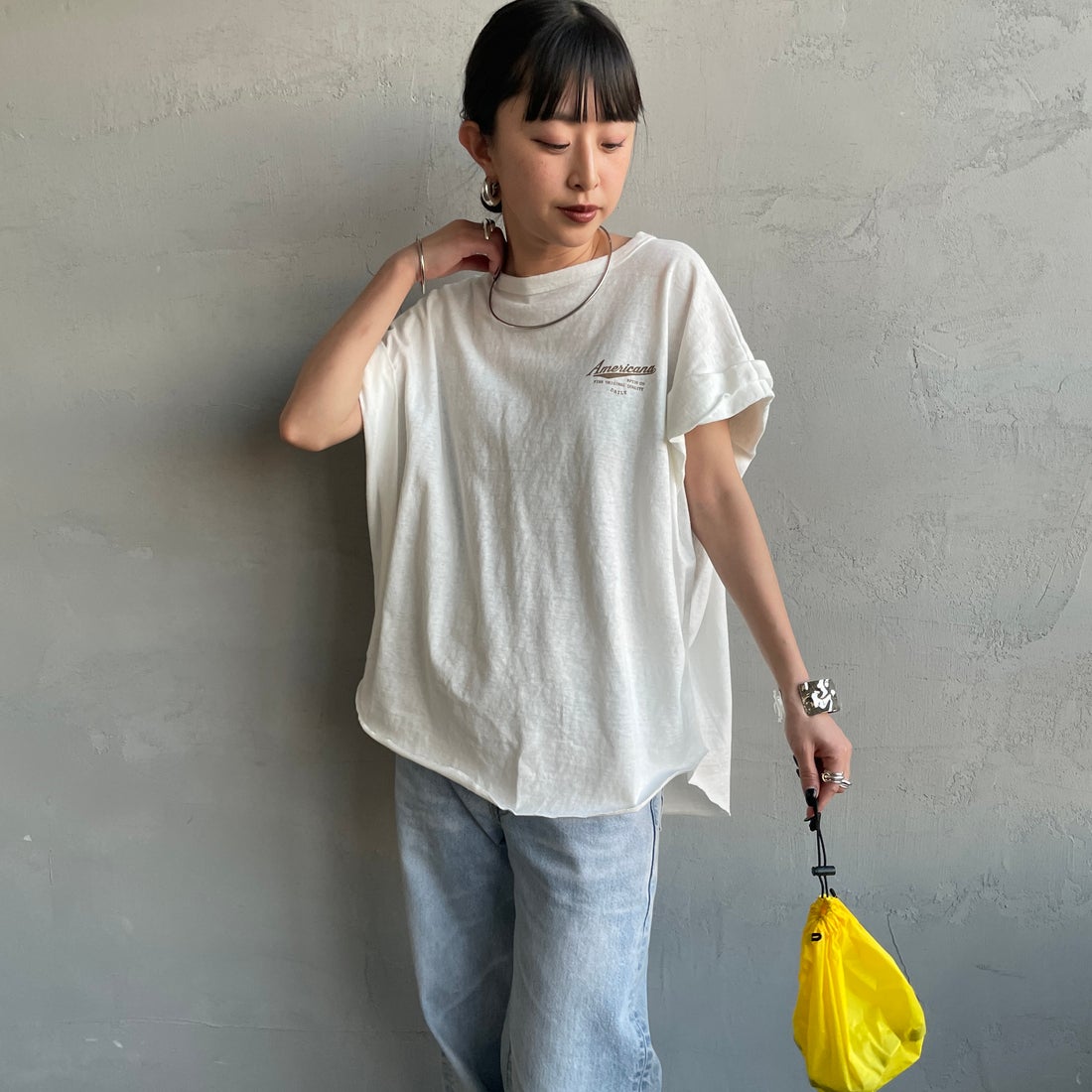 Americana × JEANS FACTORY [アメリカーナ × ジーンズファクトリー] 別注 Americana バックロゴ ラウンドヘムプリントTシャツ [ASO-M-852-1-JF] ﾎﾜｲﾄ &&モデル身長：150cm 着用サイズ：ONE SIZE&&