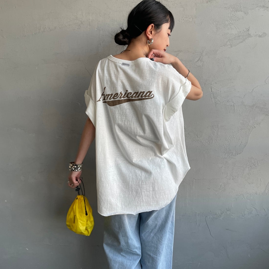 Americana × JEANS FACTORY [アメリカーナ × ジーンズファクトリー] 別注 Americana バックロゴ ラウンドヘムプリントTシャツ [ASO-M-852-1-JF] ﾎﾜｲﾄ &&モデル身長：150cm 着用サイズ：ONE SIZE&&