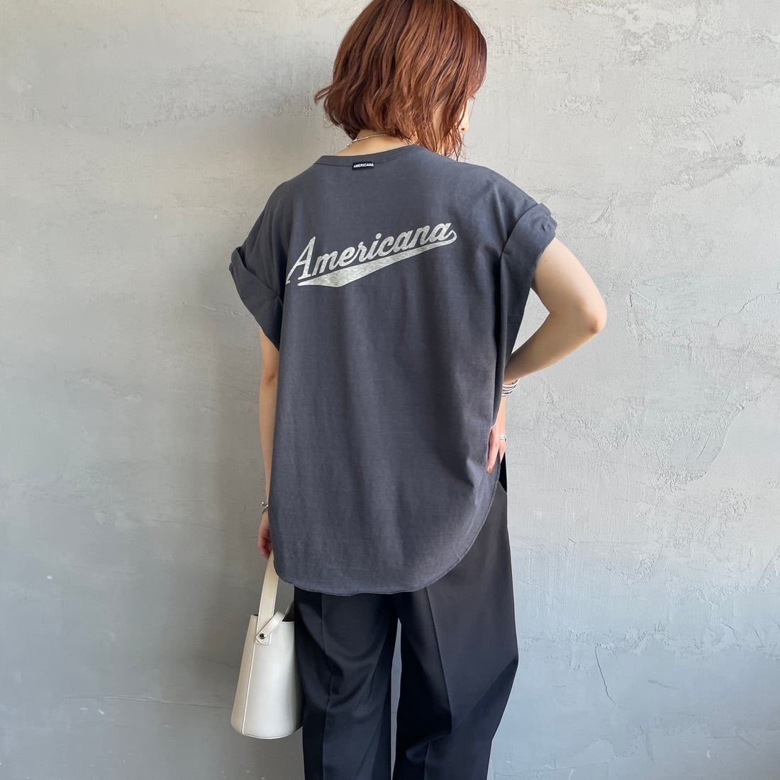 Americana × JEANS FACTORY [アメリカーナ × ジーンズファクトリー] 別注 Americana バックロゴ ラウンドヘムプリントTシャツ [ASO-M-852-1-JF] ｽﾐｸﾛ &&モデル身長：158cm 着用サイズ：ONE SIZE&&
