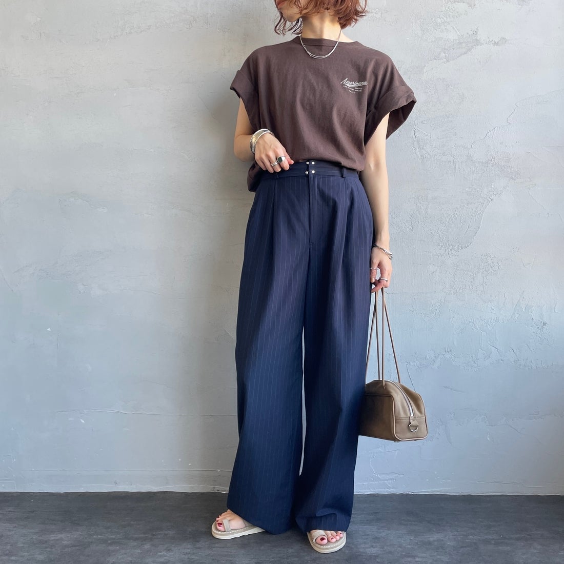 Americana × JEANS FACTORY [アメリカーナ × ジーンズファクトリー] 別注 Americana バックロゴ ラウンドヘムプリントTシャツ [ASO-M-852-1-JF] ﾌﾞﾗｳﾝ &&モデル身長：158cm 着用サイズ：ONE SIZE&&