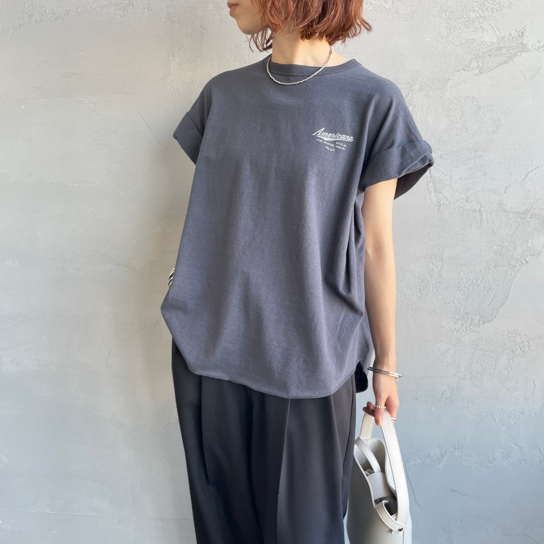 Americana × JEANS FACTORY [アメリカーナ × ジーンズファクトリー] 別注 Americana バックロゴ ラウンドヘムプリントTシャツ [ASO-M-852-1-JF] ｽﾐｸﾛ &&モデル身長：158cm 着用サイズ：ONE SIZE&&