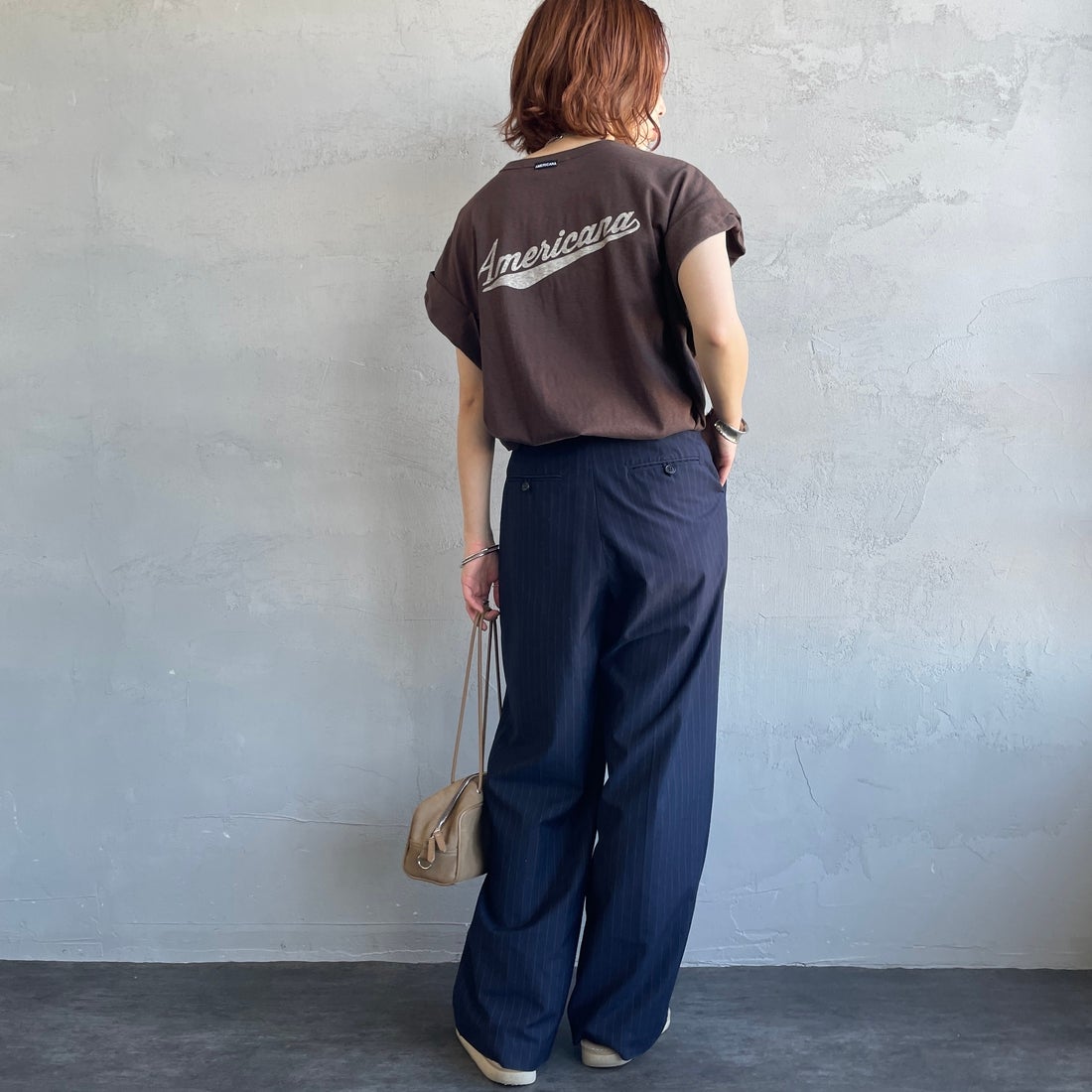 Americana × JEANS FACTORY [アメリカーナ × ジーンズファクトリー] 別注 Americana バックロゴ ラウンドヘムプリントTシャツ [ASO-M-852-1-JF] ﾌﾞﾗｳﾝ &&モデル身長：158cm 着用サイズ：ONE SIZE&&