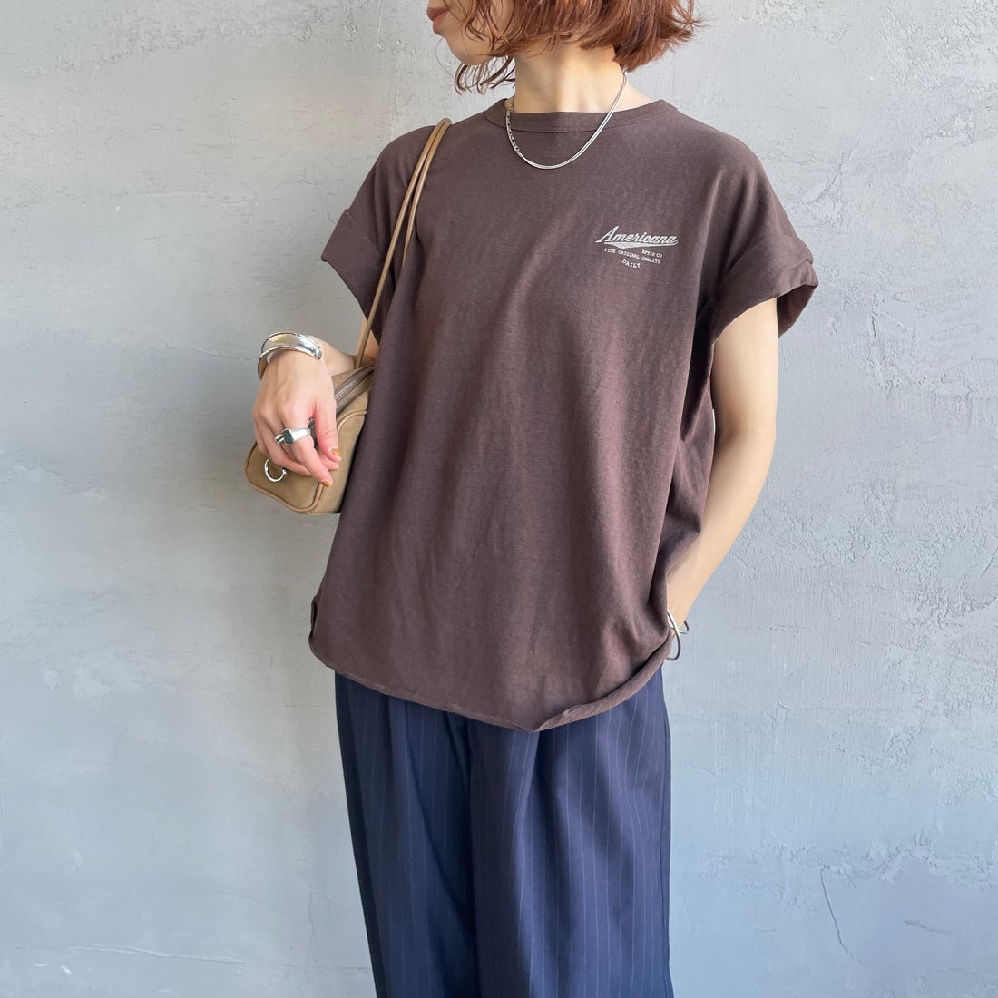 Americana × JEANS FACTORY [アメリカーナ × ジーンズファクトリー] 別注 Americana バックロゴ ラウンドヘムプリントTシャツ [ASO-M-852-1-JF] ﾌﾞﾗｳﾝ &&モデル身長：158cm 着用サイズ：ONE SIZE&&