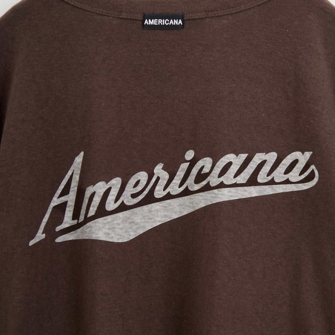 Americana × JEANS FACTORY [アメリカーナ × ジーンズファクトリー] 別注 Americana バックロゴ ラウンドヘムプリントTシャツ [ASO-M-852-1-JF] ﾌﾞﾗｳﾝ