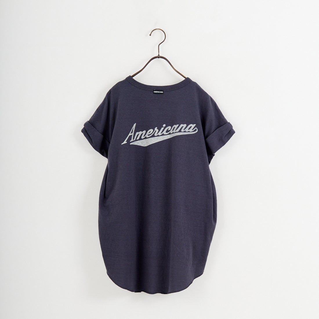 Americana × JEANS FACTORY [アメリカーナ × ジーンズファクトリー] 別注 Americana バックロゴ ラウンドヘムプリントTシャツ [ASO-M-852-1-JF] ｽﾐｸﾛ