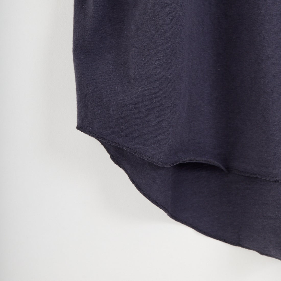 Americana × JEANS FACTORY [アメリカーナ × ジーンズファクトリー] 別注 Americana バックロゴ ラウンドヘムプリントTシャツ [ASO-M-852-1-JF] ｽﾐｸﾛ