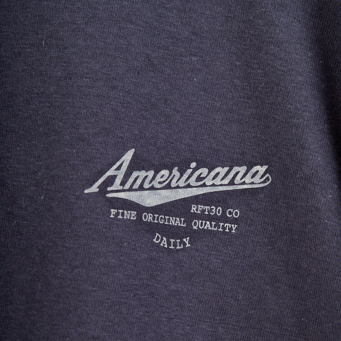 Americana × JEANS FACTORY [アメリカーナ × ジーンズファクトリー] 別注 Americana バックロゴ ラウンドヘムプリントTシャツ [ASO-M-852-1-JF] ｽﾐｸﾛ