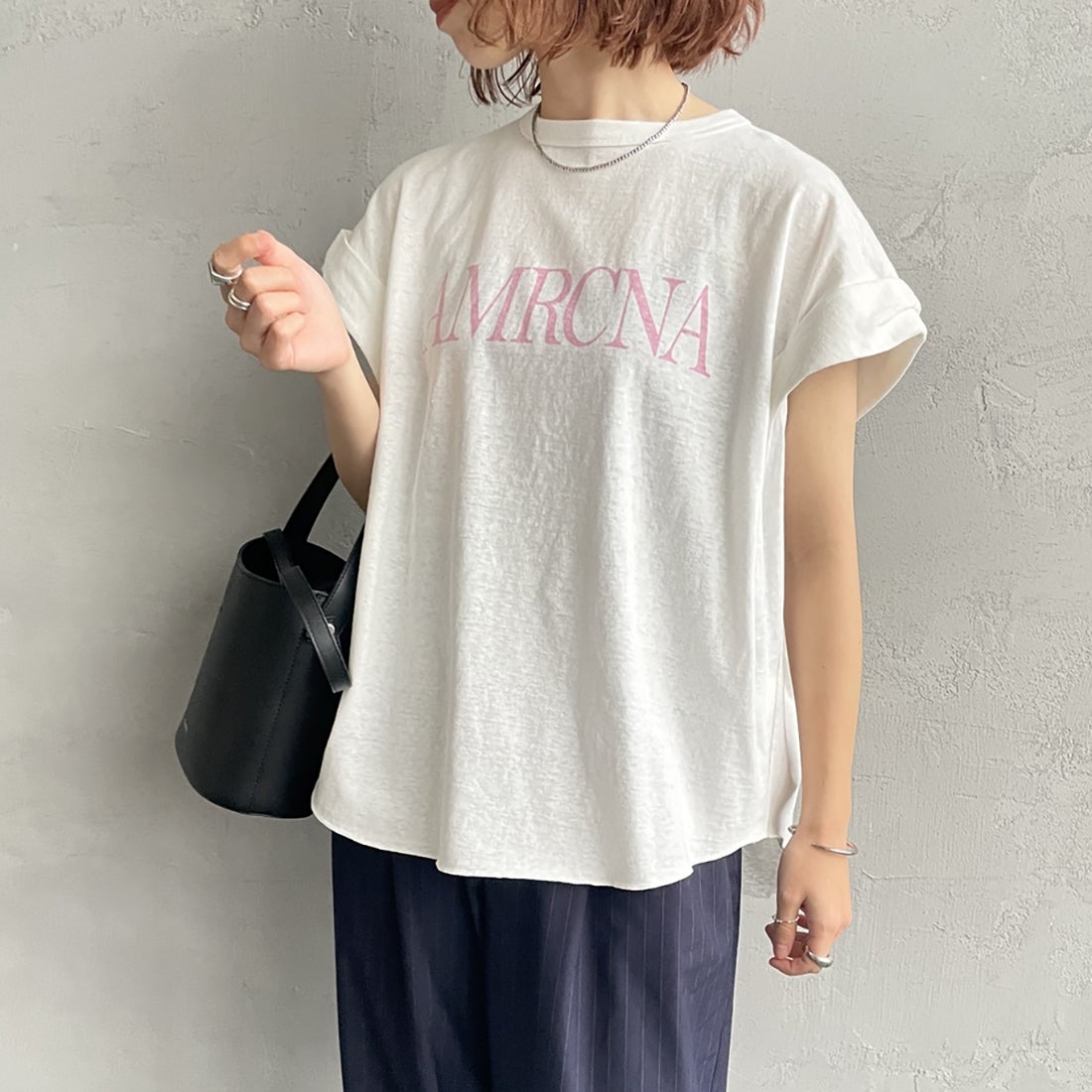 Americana × JEANS FACTORY [アメリカーナ × ジーンズファクトリー] 別注 AMRCNA ラウンドヘム ロゴプリントTシャツ [ASO-M-852-2-JF] ﾎﾜｲﾄ &&モデル身長：158cm 着用サイズ：ONE SIZE&&