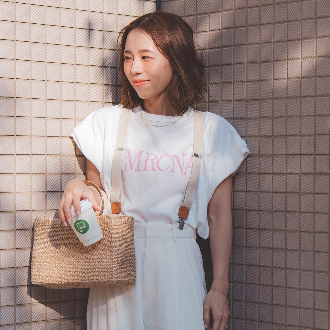 Americana × JEANS FACTORY [アメリカーナ × ジーンズファクトリー] 別注 AMRCNA ラウンドヘム ロゴプリントTシャツ [ASO-M-852-2-JF] ﾎﾜｲﾄ &&モデル身長：153cm 着用サイズ：ONE SIZE&&