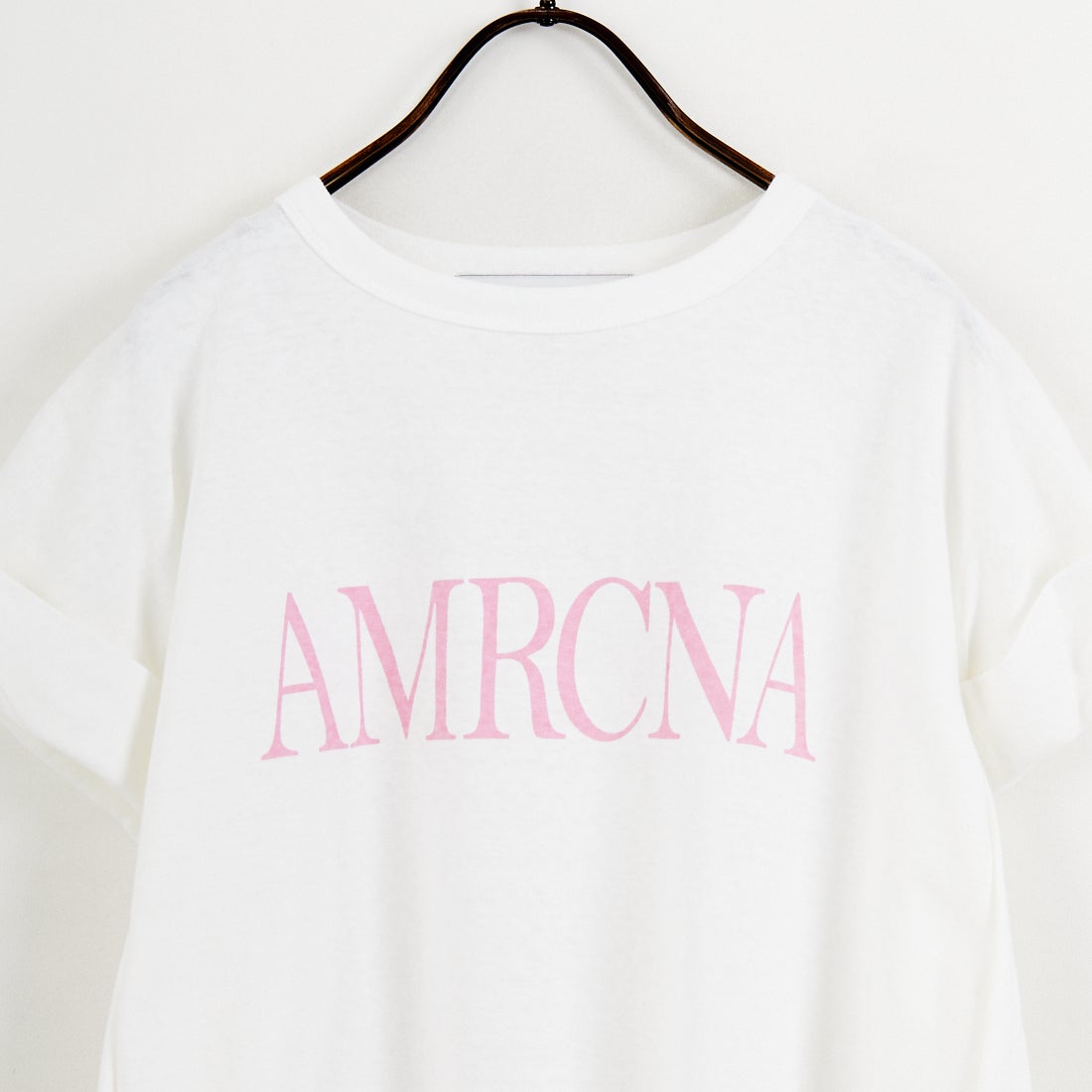 Americana × JEANS FACTORY [アメリカーナ × ジーンズファクトリー] 別注 AMRCNA ラウンドヘム ロゴプリントTシャツ [ASO-M-852-2-JF] ﾎﾜｲﾄ