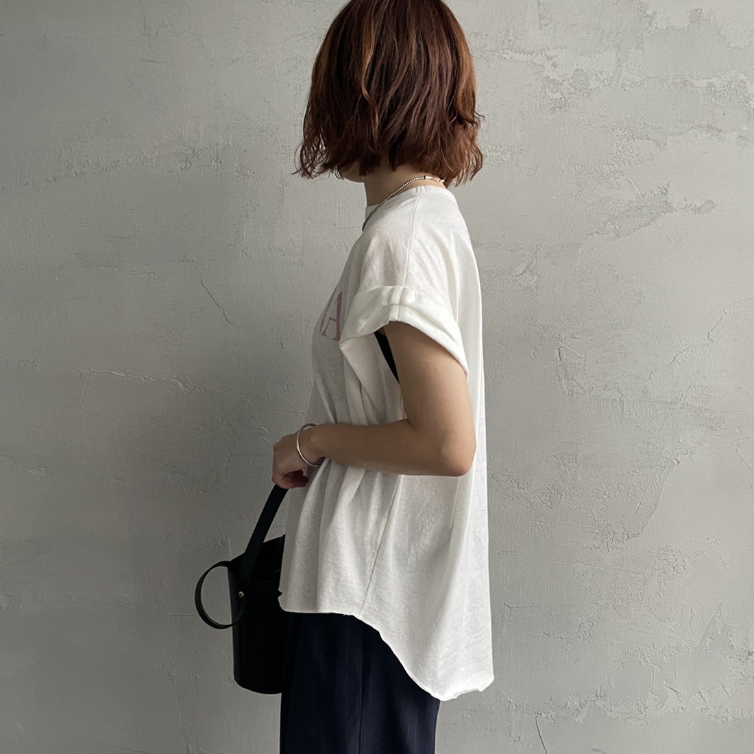 Americana × JEANS FACTORY [アメリカーナ × ジーンズファクトリー] 別注 AMRCNA ラウンドヘム ロゴプリントTシャツ [ASO-M-852-2-JF] ﾎﾜｲﾄ &&モデル身長：158cm 着用サイズ：ONE SIZE&&