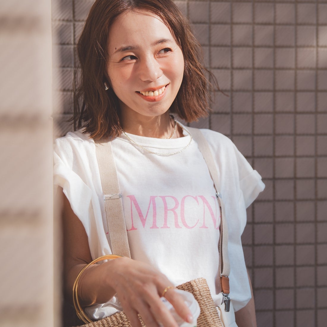 Americana × JEANS FACTORY [アメリカーナ × ジーンズファクトリー] 別注 AMRCNA ラウンドヘム ロゴプリントTシャツ [ASO-M-852-2-JF] ﾎﾜｲﾄ &&モデル身長：153cm 着用サイズ：ONE SIZE&&