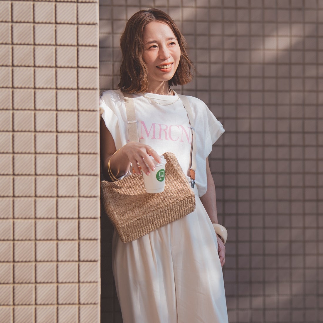 Americana × JEANS FACTORY [アメリカーナ × ジーンズファクトリー] 別注 AMRCNA ラウンドヘム ロゴプリントTシャツ [ASO-M-852-2-JF] ﾎﾜｲﾄ &&モデル身長：153cm 着用サイズ：ONE SIZE&&