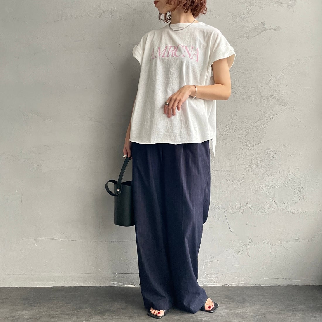 Americana × JEANS FACTORY [アメリカーナ × ジーンズファクトリー] 別注 AMRCNA ラウンドヘム ロゴプリントTシャツ [ASO-M-852-2-JF] ﾎﾜｲﾄ &&モデル身長：158cm 着用サイズ：ONE SIZE&&