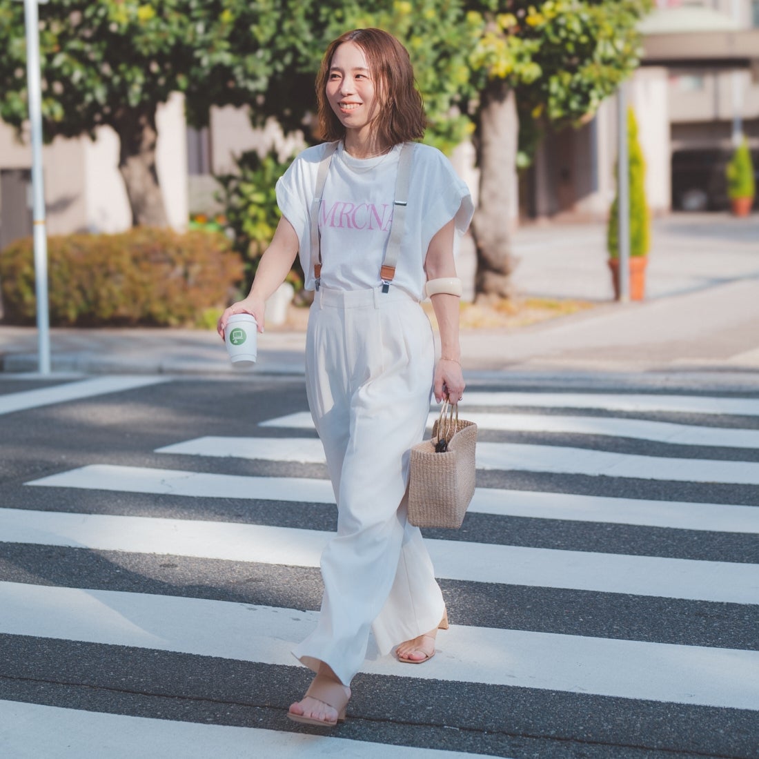 Americana × JEANS FACTORY [アメリカーナ × ジーンズファクトリー] 別注 AMRCNA ラウンドヘム ロゴプリントTシャツ [ASO-M-852-2-JF] ﾎﾜｲﾄ &&モデル身長：153cm 着用サイズ：ONE SIZE&&