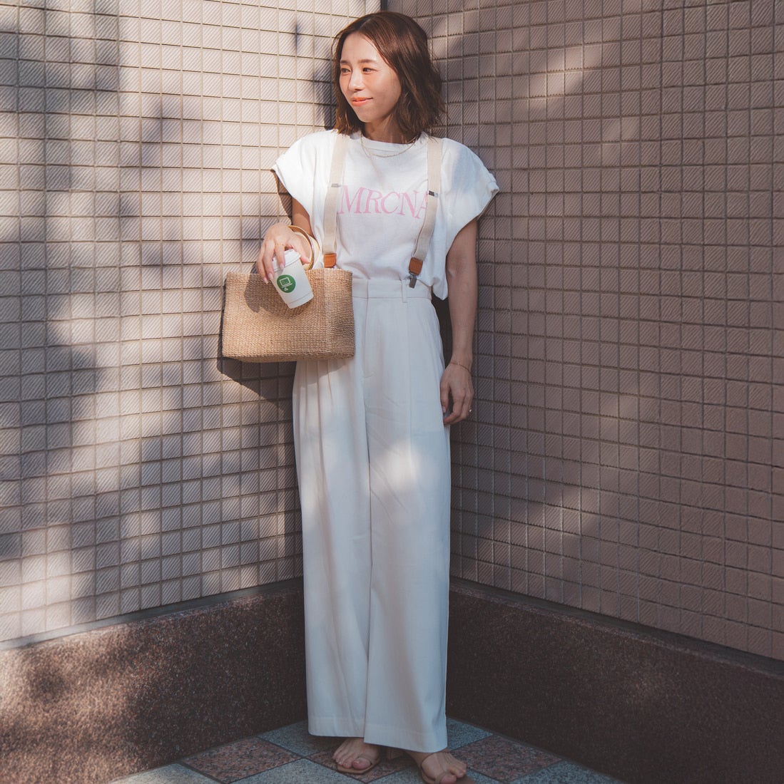 Americana × JEANS FACTORY [アメリカーナ × ジーンズファクトリー] 別注 AMRCNA ラウンドヘム ロゴプリントTシャツ [ASO-M-852-2-JF] ﾎﾜｲﾄ &&モデル身長：153cm 着用サイズ：ONE SIZE&&