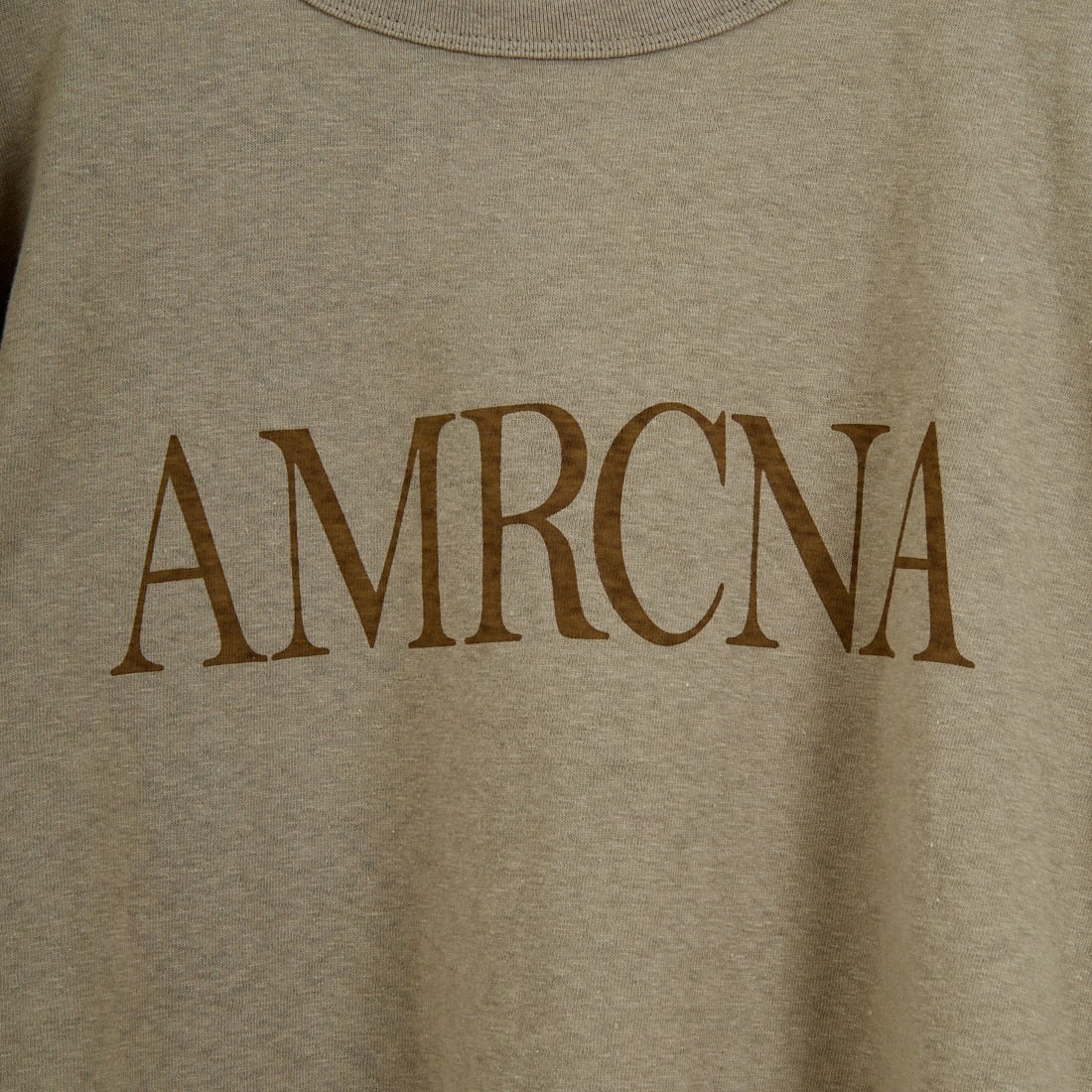 Americana × JEANS FACTORY [アメリカーナ × ジーンズファクトリー] 別注 AMRCNA ラウンドヘム ロゴプリントTシャツ [ASO-M-852-2-JF] ｶｰｷ