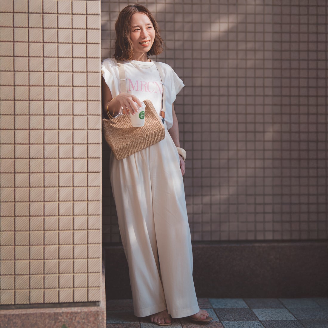 Americana × JEANS FACTORY [アメリカーナ × ジーンズファクトリー] 別注 AMRCNA ラウンドヘム ロゴプリントTシャツ [ASO-M-852-2-JF] ﾎﾜｲﾄ &&モデル身長：153cm 着用サイズ：ONE SIZE&&