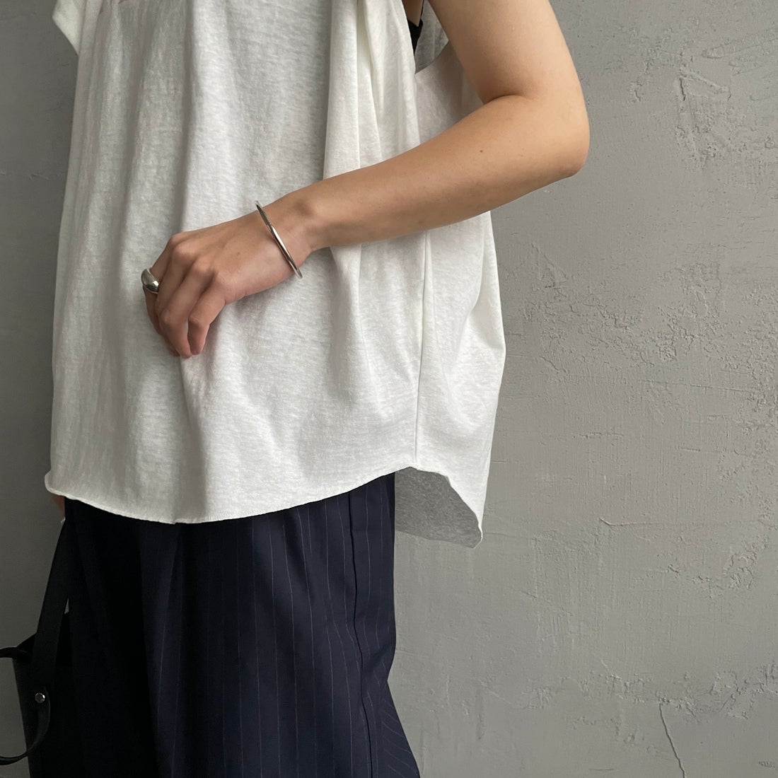 Americana × JEANS FACTORY [アメリカーナ × ジーンズファクトリー] 別注 AMRCNA ラウンドヘム ロゴプリントTシャツ [ASO-M-852-2-JF] ﾎﾜｲﾄ &&モデル身長：158cm 着用サイズ：ONE SIZE&&